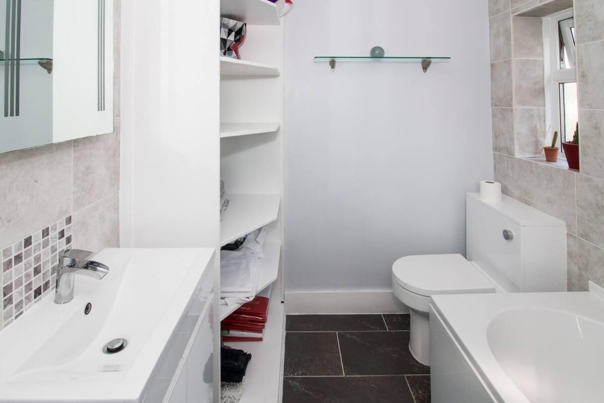 Lovely Rooms In A Quiet Place Of ووكينغ المظهر الخارجي الصورة